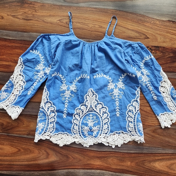 Beautiful Blue Lace Blouse Ladies Shirt Cynthia Rowley Small Off Shoulder - Picture 2 of 8